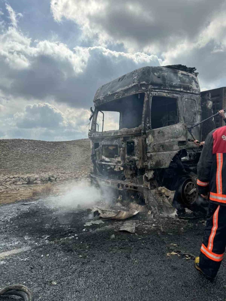 Diyarbakır’da Seyir Halindeki Tır Alev Aldı