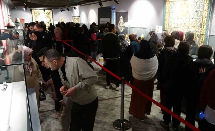 Gaziantep’te ’mukaddes Emanetler Sergisi’ne Yoğun İlgi: Uzun Kuyruklar Oluştu