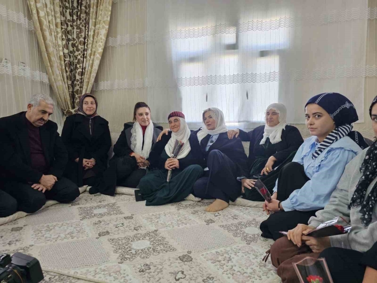 Ak Parti Heyeti Çınar’da Kadınlar Gününü Kutladı