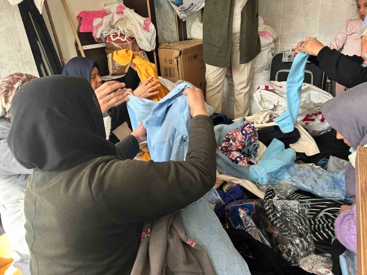 8 Martta İhtiyaç Sahibi Kadınlara Kıyafet Desteği