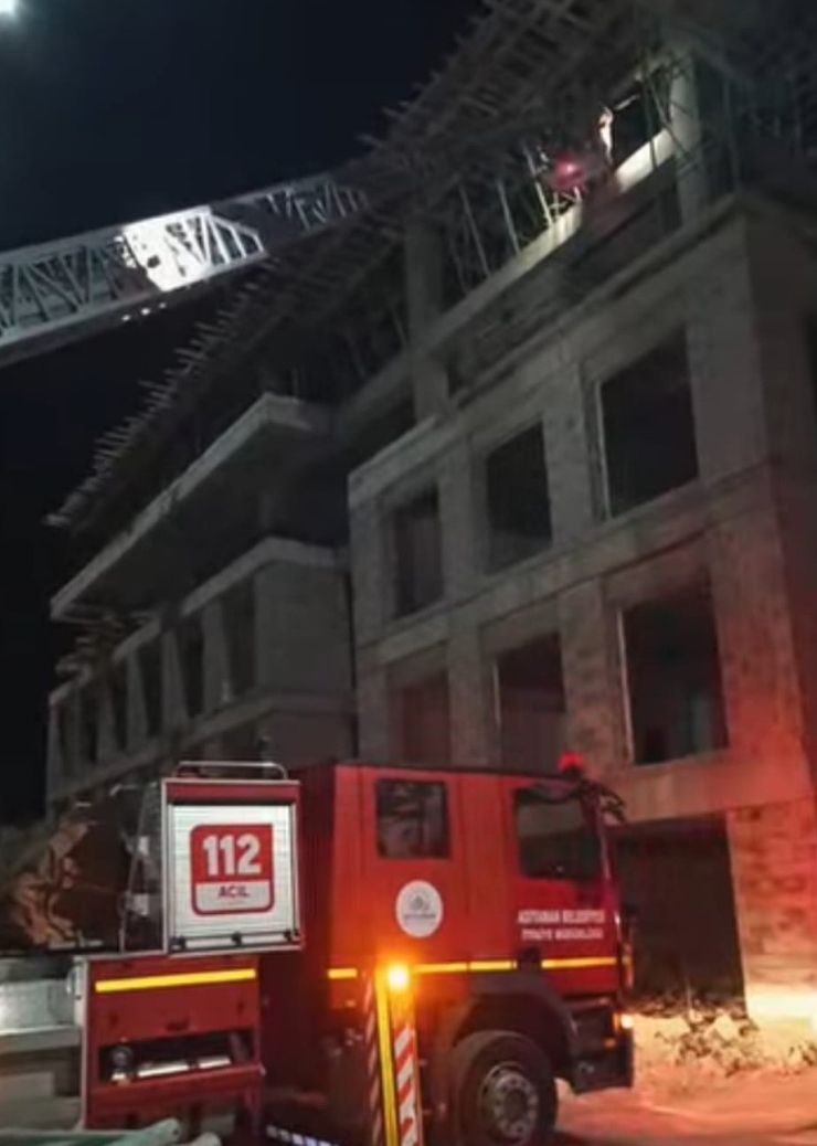 İnşaat Halindeki Binanın Çatısında Korkutan Yangın