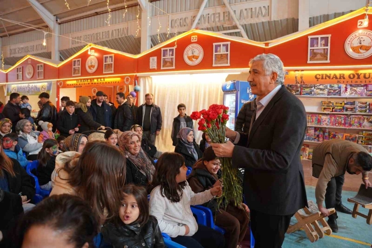 Başkan Hallaç’tan Ramazan Çarşısı’nda Kadınlara Anlamlı Sürpriz