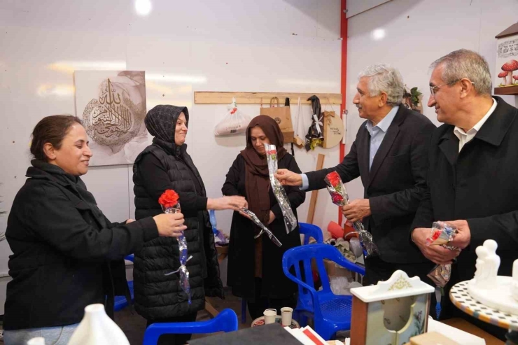 Başkan Hallaç’tan Ramazan Çarşısı’nda Kadınlara Anlamlı Sürpriz