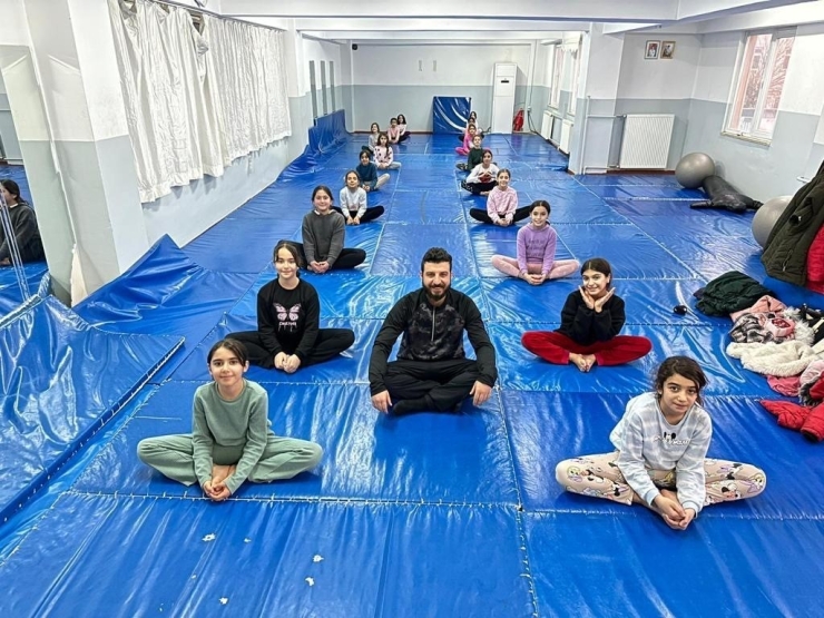 Gençler, Gençlik Ve Spor Bakanlığı Kurslarından Hayata Hazırlanıyor