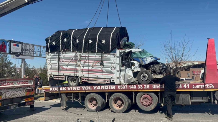 Gaziantep’te Minibüs İle Kamyonet Çarpıştı: 4 Yaralı