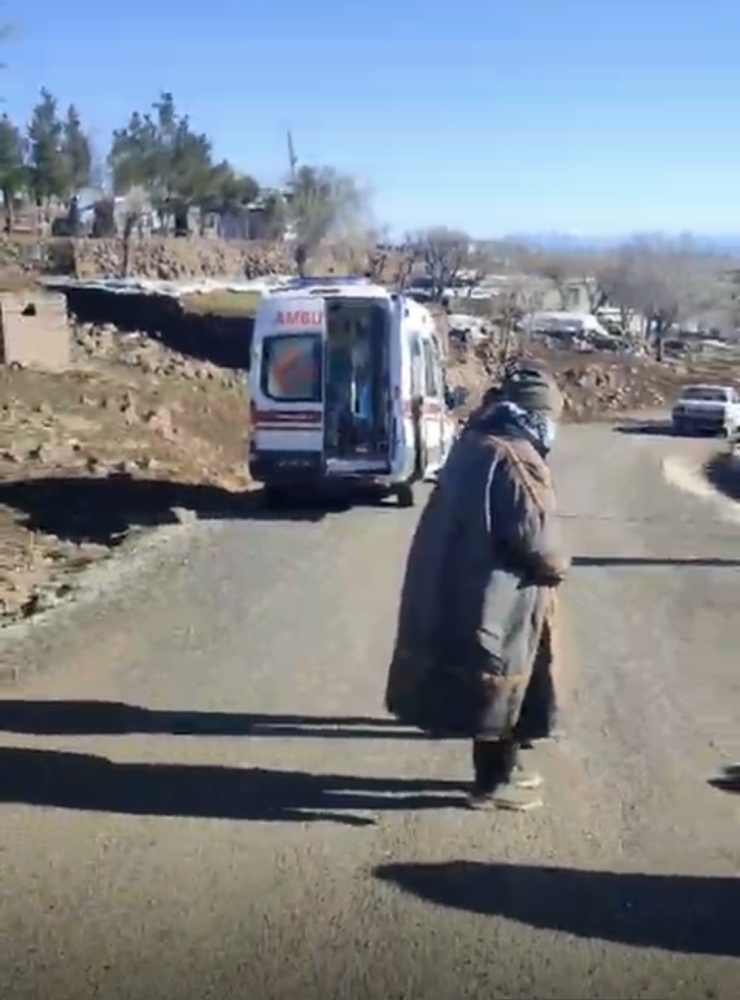 Diyarbakır’da Araç Evin Duvarına Çarptı: 2 Yaralı