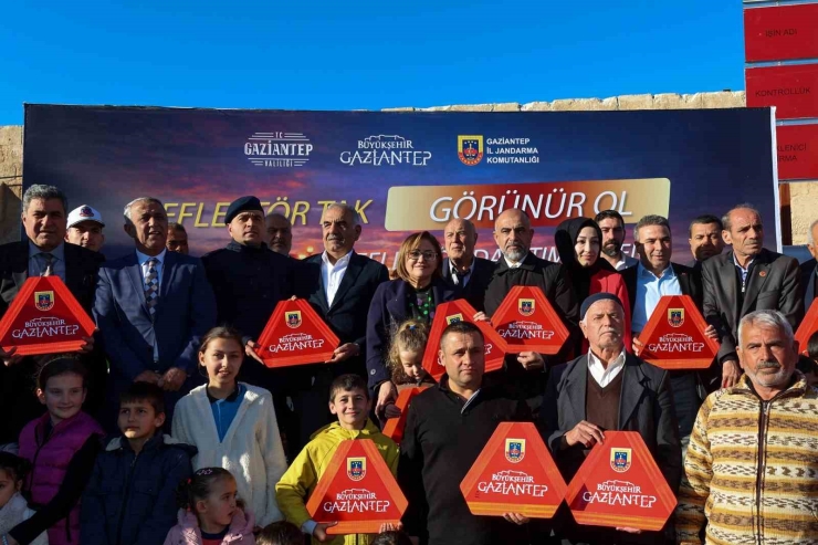 Gaziantep Büyükşehir’in "reflektör Tak, Görünür Ol" Projesinde İlk Dağıtım Gerçekleştirildi