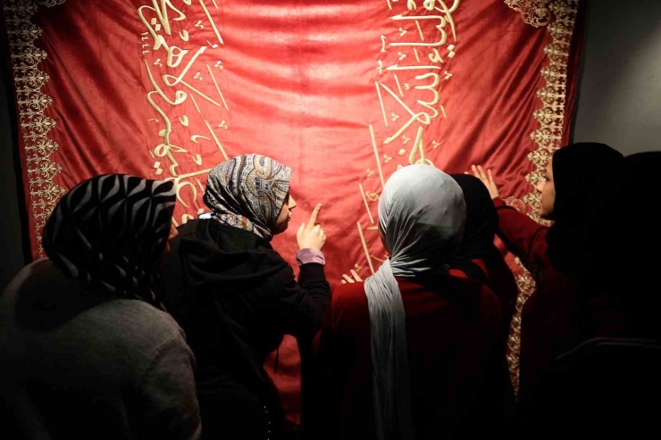 Gaziantep Büyükşehir Ev Sahipliğinde Mukaddes Emanetler Sergisi’ne Yoğun İlgi