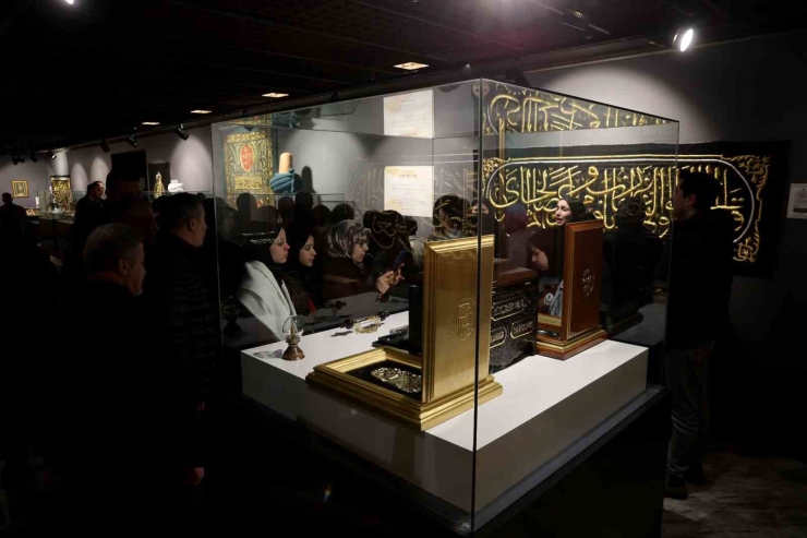 Gaziantep Büyükşehir Ev Sahipliğinde Mukaddes Emanetler Sergisi’ne Yoğun İlgi