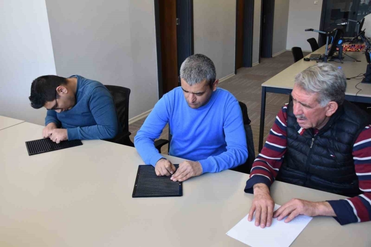 Görme Engeliler Braille Alfabesi Öğreniyor