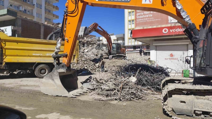 Kahta’da Yıkım Molozları Esnafı Mağdur Ediyor