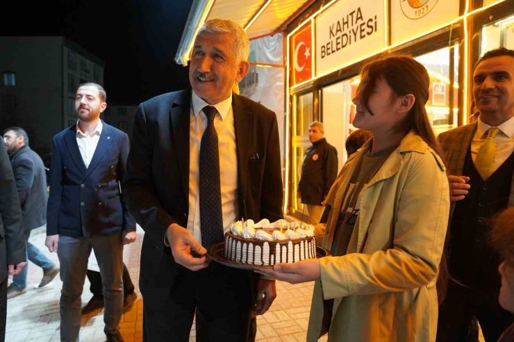 Başkan Hallaç’a Ramazan Çarşısı’nda Sürpriz Doğum Günü Kutlaması