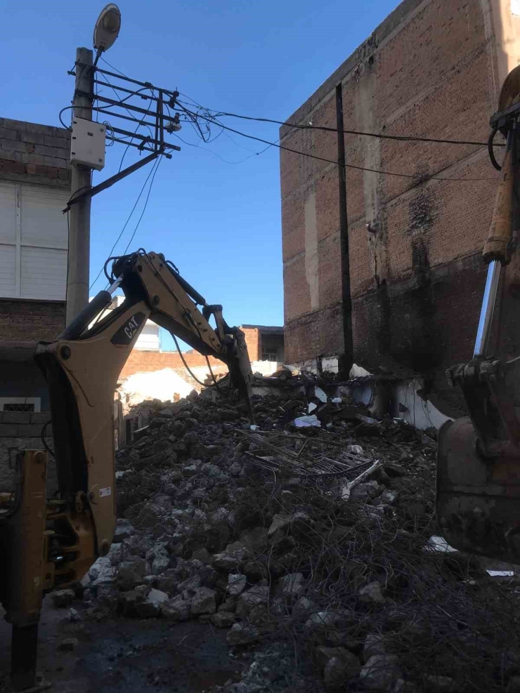 Diyarbakır’da Tehlike Saçan Metruk Yapılar Yıkılıyor