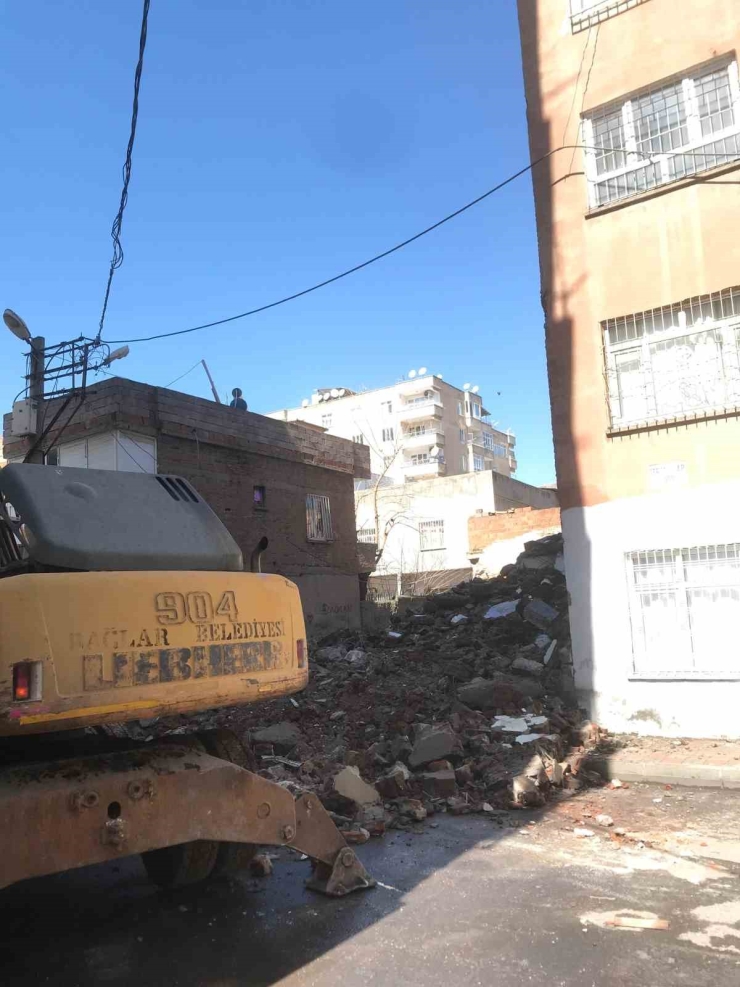 Diyarbakır’da Tehlike Saçan Metruk Yapılar Yıkılıyor