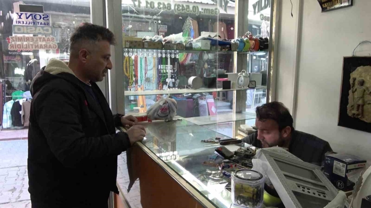 Saatleri 04.17’ye Ayarlayan Esnafın Deprem Hatırası