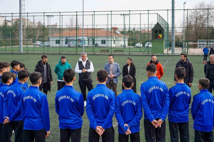 Şehitkamil Belediyespor U14 Takımı Türkiye Şampiyonası İçin Şanlıurfa’ya Uğurlandı