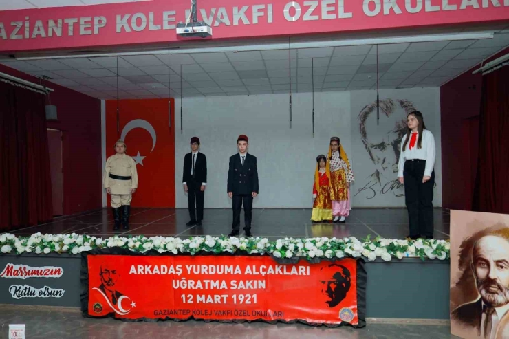 Gaziantep Kolej Vakfı Özel Okulları Öğrencileri Bayrak Alkışı