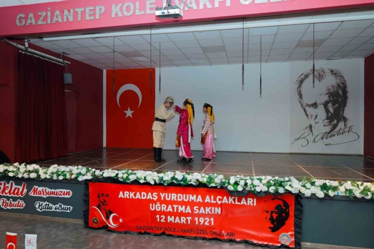 Gaziantep Kolej Vakfı Özel Okulları Öğrencileri Bayrak Alkışı