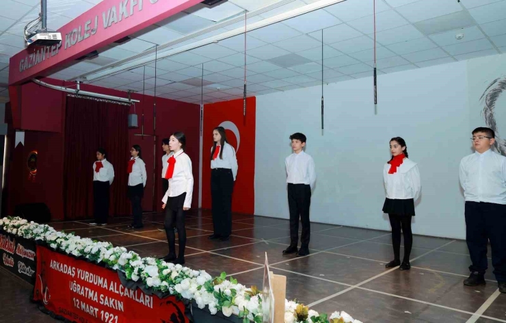 Gaziantep Kolej Vakfı Özel Okulları Öğrencileri Bayrak Alkışı