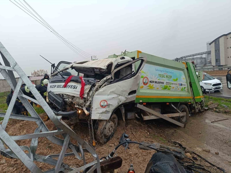 Nizip Belediyesi’ne Ait Araç Kaza Yaptı: 1 Yaralı
