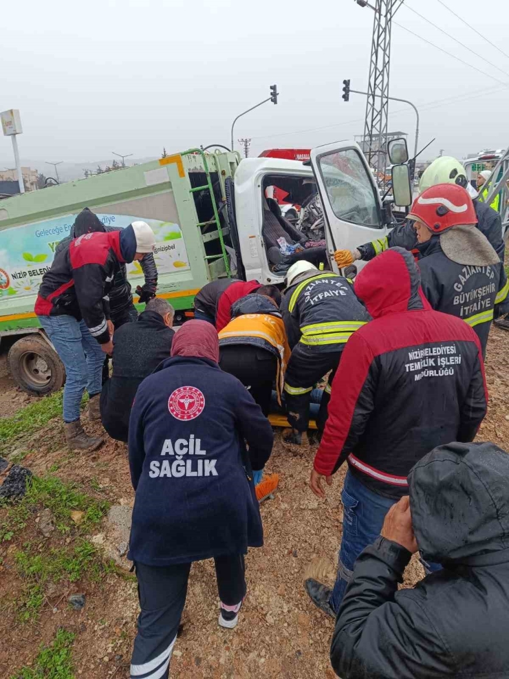 Nizip Belediyesi’ne Ait Araç Kaza Yaptı: 1 Yaralı