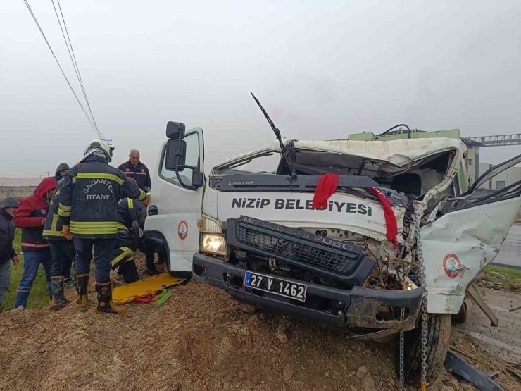 Nizip Belediyesi’ne Ait Araç Kaza Yaptı: 1 Yaralı