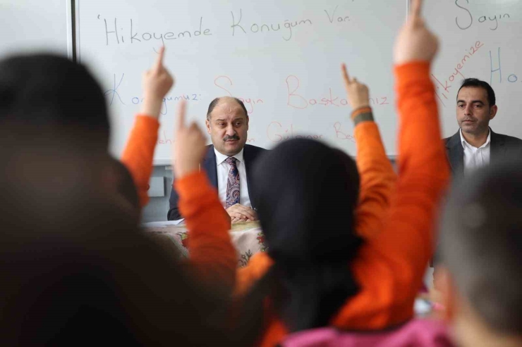 Öğrencilere Kendi Hikayesini Anlattı