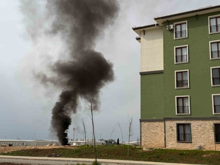 Api yang dinyalakan di dekat perumahan bantuan gempa memicu kepanikan.