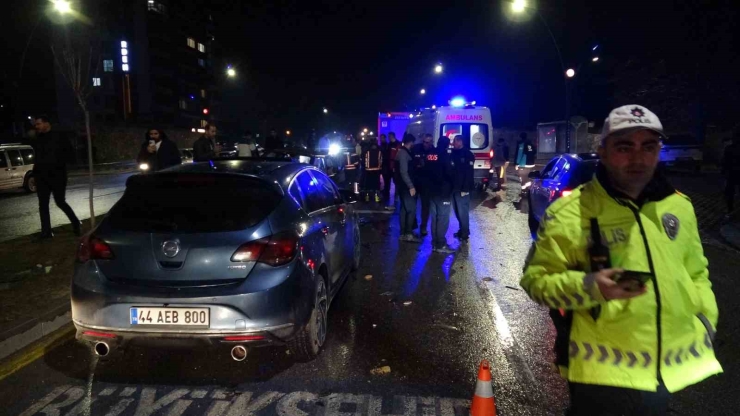 Malatya’da Otomobilin Çarptığı Tofaş Kağıt Gibi Ezildi: 3 Yaralı