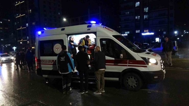 Malatya’da Otomobilin Çarptığı Tofaş Kağıt Gibi Ezildi: 3 Yaralı