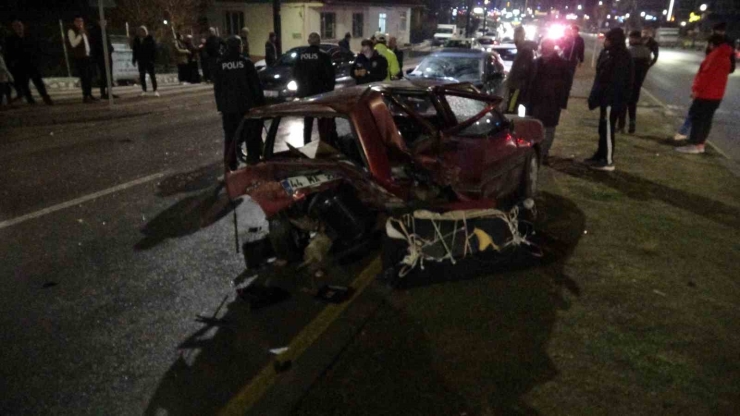 Malatya’da Otomobilin Çarptığı Tofaş Kağıt Gibi Ezildi: 3 Yaralı