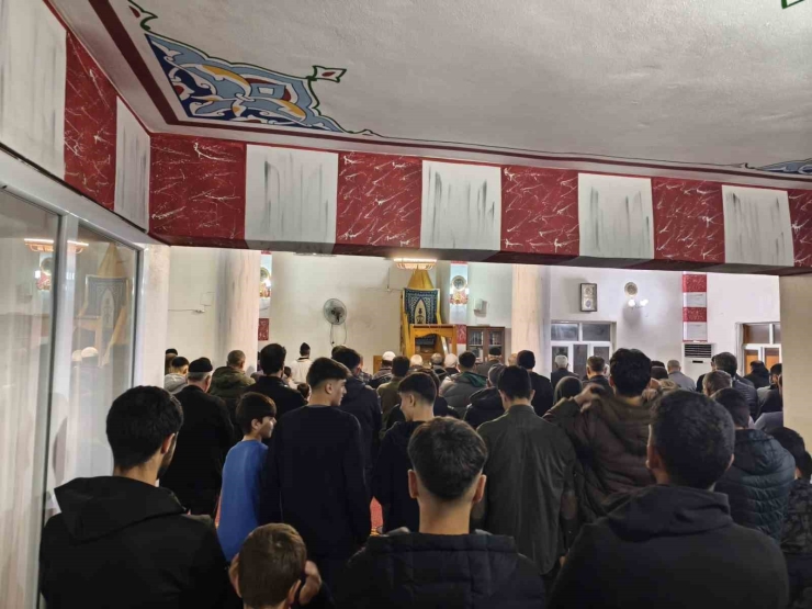 Dicle’de Kadir Gecesi Dualarla İdrak Edildi