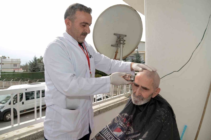Ramazan Bayramı Öncesi Yaşlılara Evde Berber Hizmeti