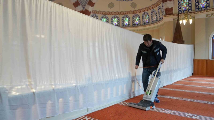 Battalgazi’de Bayram Öncesi Cami Ve Mezarlıklar Temizleniyor