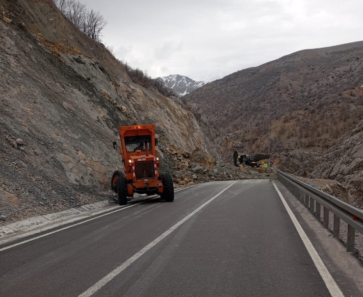 Malatya-adıyaman Yolunda Heyelan