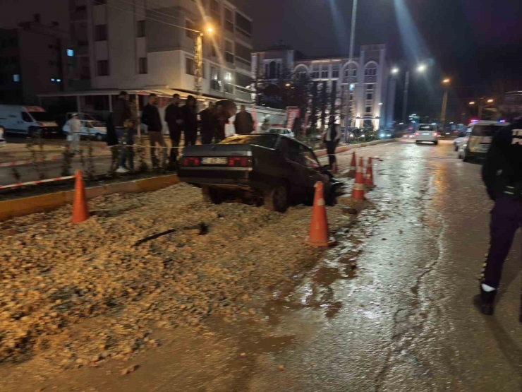 Otomobil Alt Yapı Çukuruna Düştü: 1 Yaralı