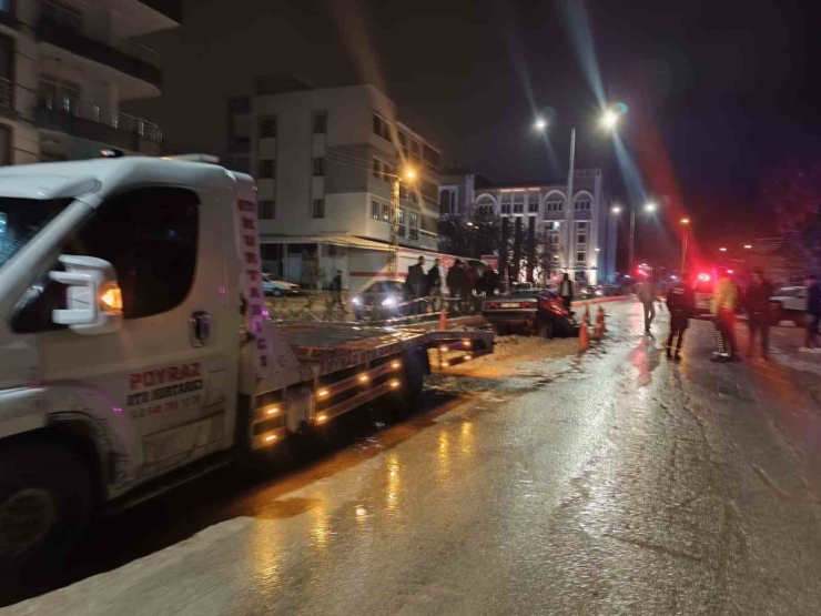 Otomobil Alt Yapı Çukuruna Düştü: 1 Yaralı