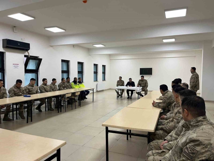 Dicle Kaymakamı Atış, Asker, Polis, Sağlık Personeli Ve Vatandaşlarla Bayramlaştı