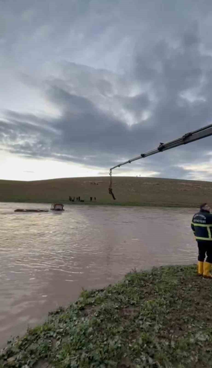 Şanlıurfa’da Dere Sularına Kapılan Traktör Sürücüsü Vinçle Kurtarıldı