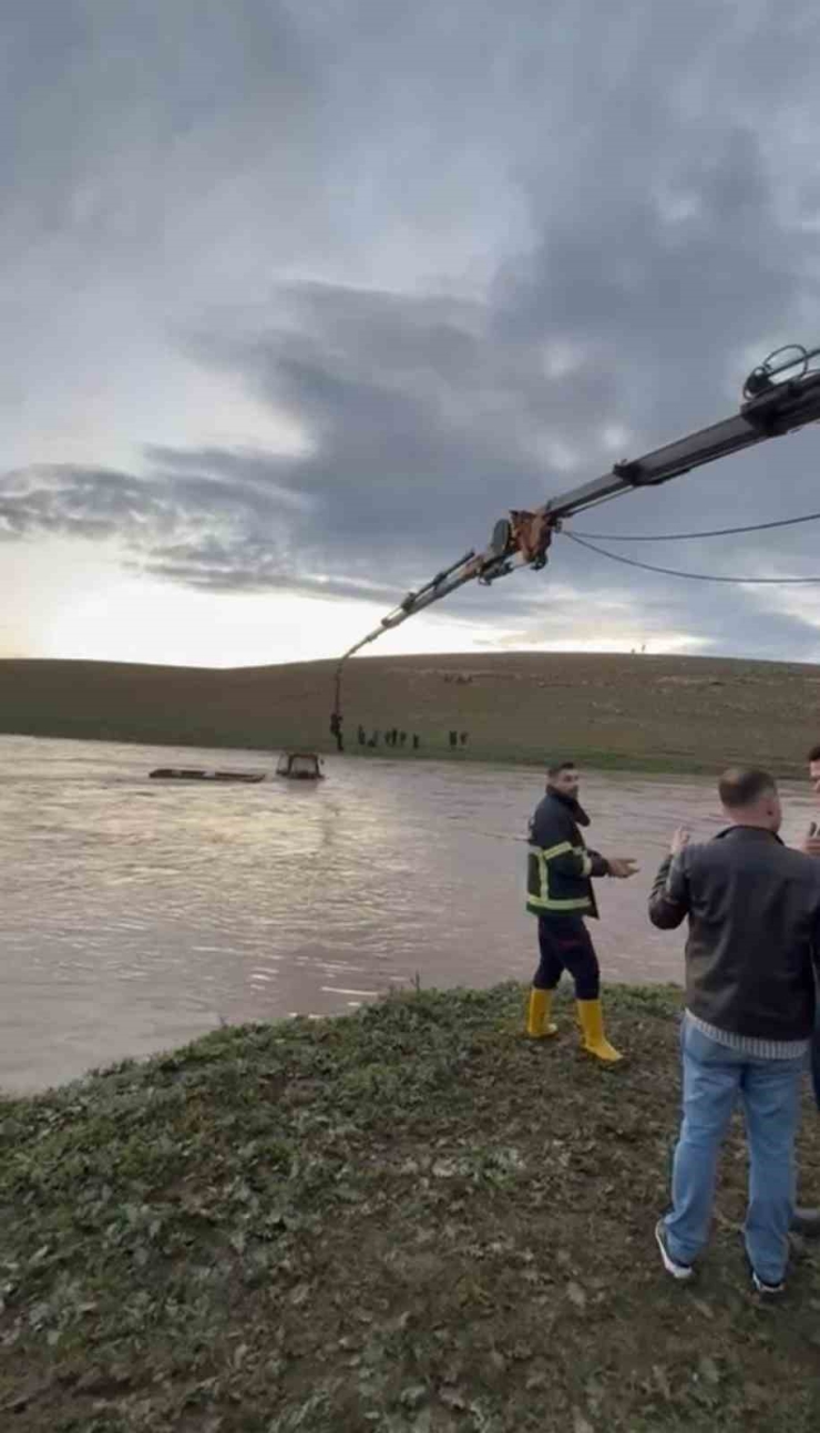 Şanlıurfa’da Dere Sularına Kapılan Traktör Sürücüsü Vinçle Kurtarıldı