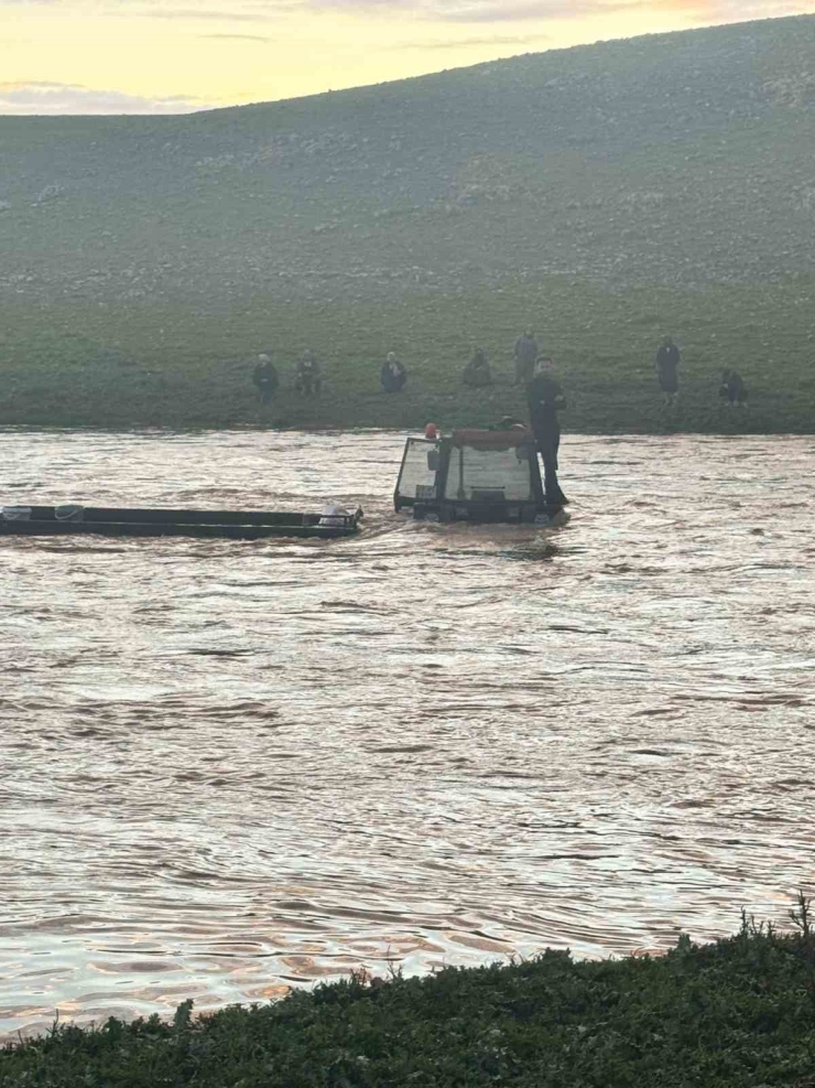 Şanlıurfa’da Dere Sularına Kapılan Traktör Sürücüsü Vinçle Kurtarıldı