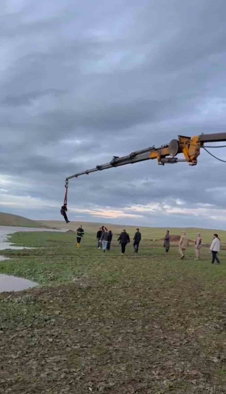 Şanlıurfa’da Dere Sularına Kapılan Traktör Sürücüsü Vinçle Kurtarıldı