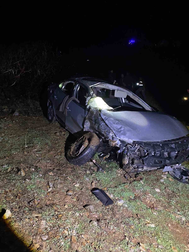 Otomobil Uçuruma Yuvarlandı: 1 Ölü, 4 Yaralı