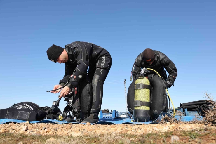 Diyarbakır’da Sak Timi Arama Faaliyetleri Esnasında Delil De Topluyor