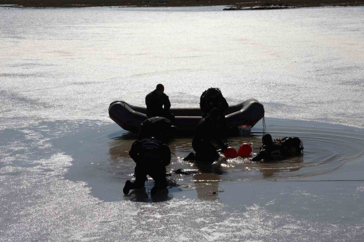 Diyarbakır’da Sak Timi Arama Faaliyetleri Esnasında Delil De Topluyor