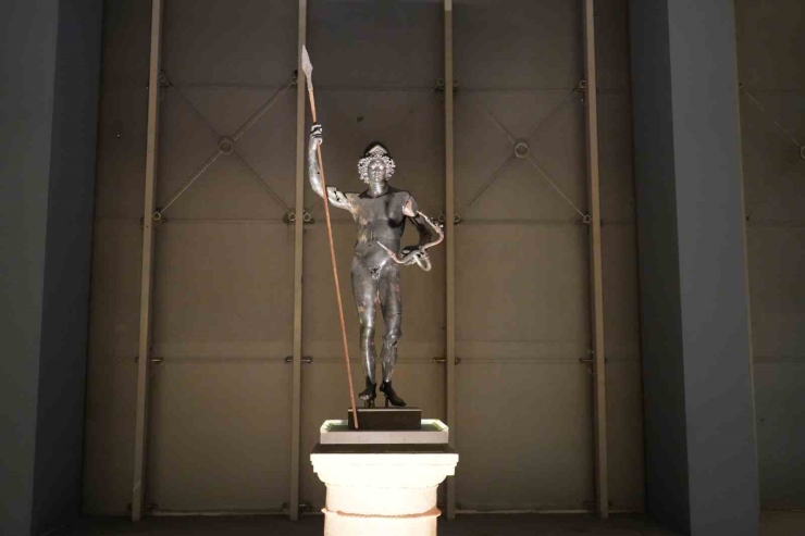 Zeugma Mozaik Müzesi’nde Yoğun İlgi Gören Mars Heykelinin Önü Genişletildi