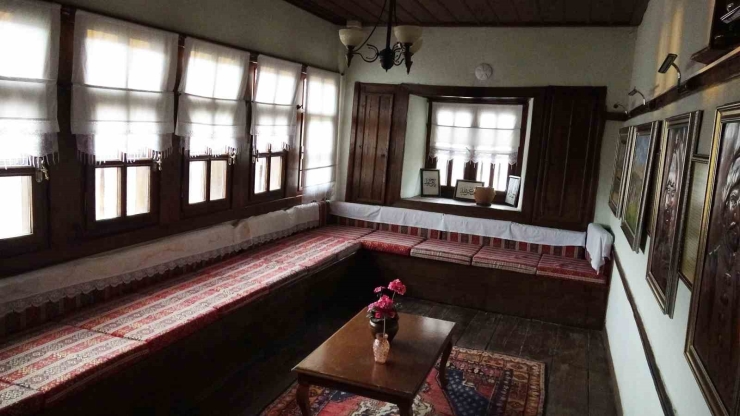 İki Asırlık Emiroğlu Konağı Tarihe Işık Tutuyor