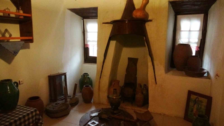 İki Asırlık Emiroğlu Konağı Tarihe Işık Tutuyor