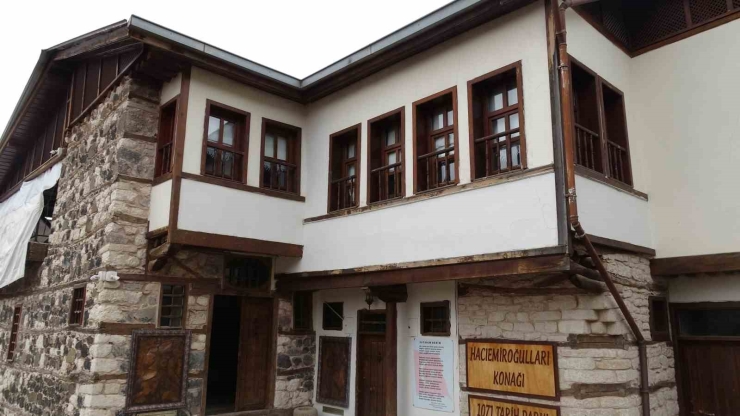 İki Asırlık Emiroğlu Konağı Tarihe Işık Tutuyor