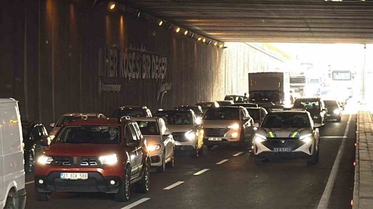 Diyarbakır’da Düğün Konvoyunda Kaza: 3 Yaralı